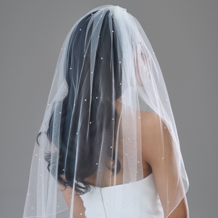 Lovington Elfenbein einstufiger Schleier mit verstreuten Diamanten und Kordelrand