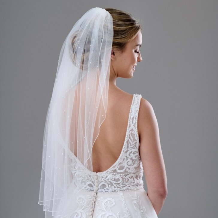 Lovington Elfenbein einstufiger Schleier mit verstreuten Diamanten und Kordelrand