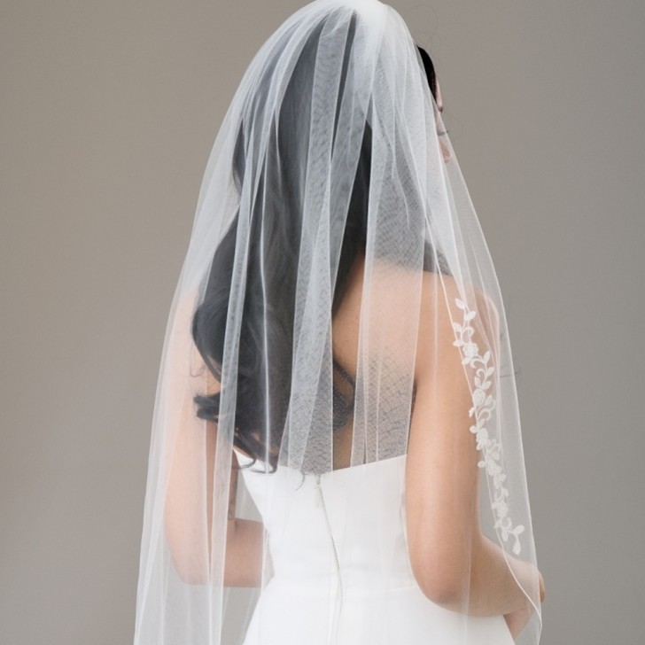 Montrose Elfenbein Einstöckiger Schleier mit Kordelzug und floralen Spitzenmotiven