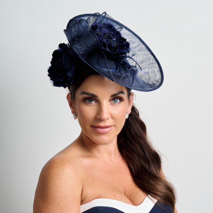 Navy Floral Große Sinamay Scheibe Hochzeit Fascinator