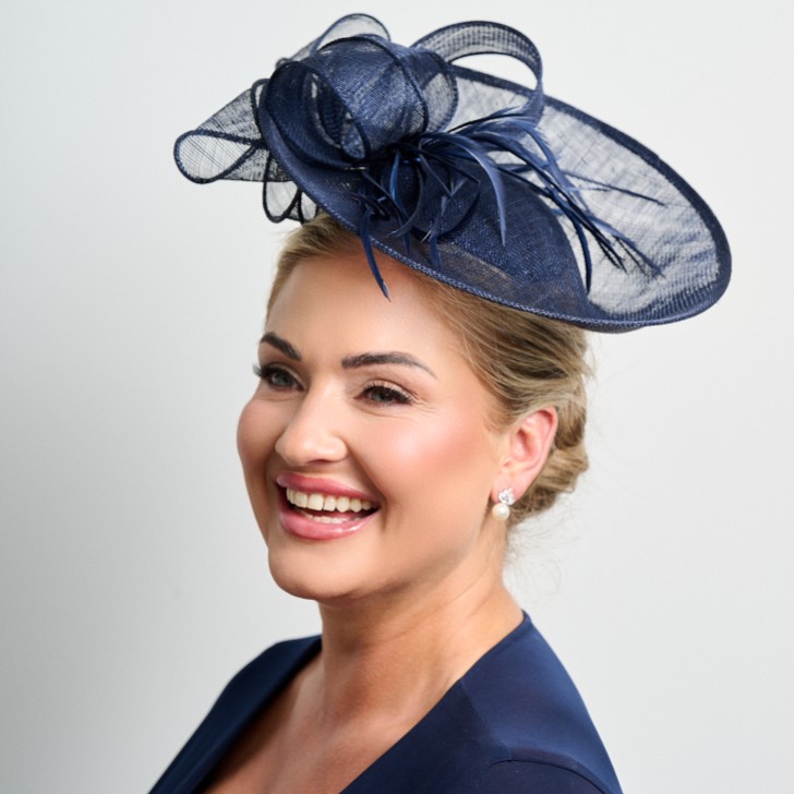 Marineblauer großer Sinamay-Scheiben-Hochzeits-Fascinator