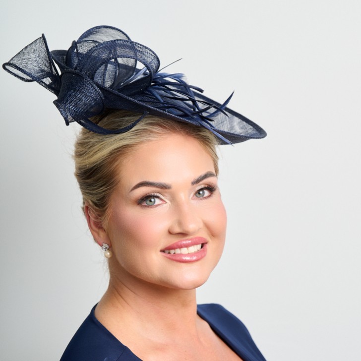 Marineblauer großer Sinamay-Scheiben-Hochzeits-Fascinator