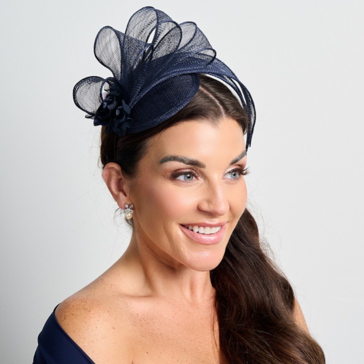 Marineblaue einfache Seite Falte Sinamay Hochzeit Fascinator
