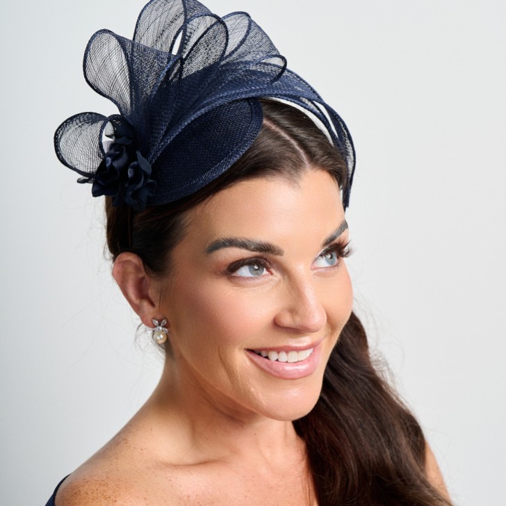 Marineblaue einfache Seite Falte Sinamay Hochzeit Fascinator