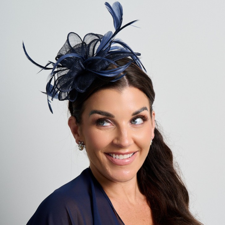 Marineblauer Sinamay und Feder Hochzeitsfascinator
