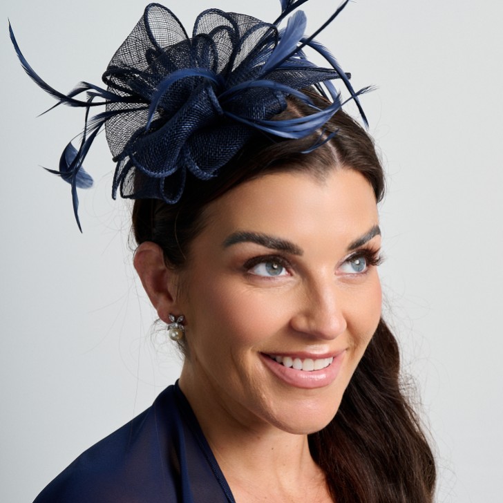 Marineblauer Sinamay und Feder Hochzeitsfascinator