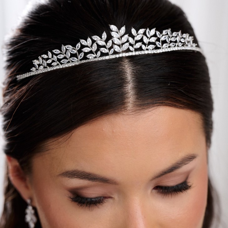 Tiara de casamento Odessa com delicadas folhas de zircónia cúbica