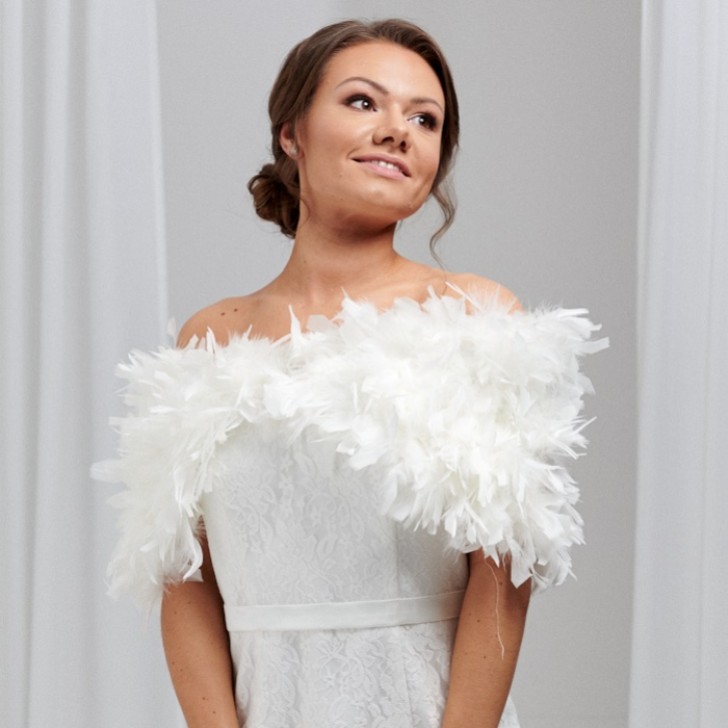 Étole de mariée Olivia Ivoire à volants et plumes