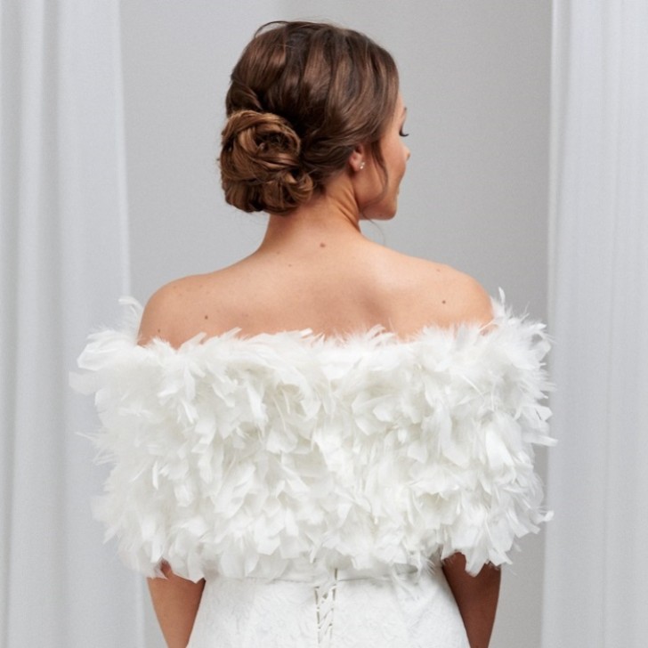 Étole de mariée Olivia Ivoire à volants et plumes