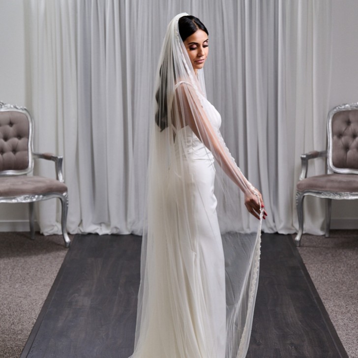 Velo Oxford a un piano in tulle italiano, stretto e bordato di pizzo con perline