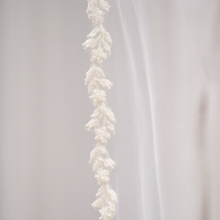 Velo Oxford a un piano in tulle italiano, stretto e bordato di pizzo con perline