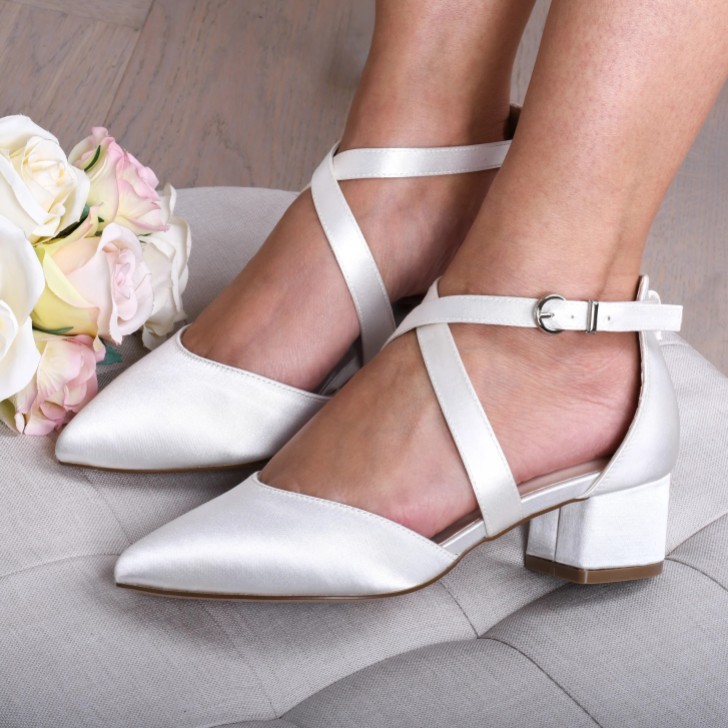 Paradox London Blanche Einfärbbar Elfenbein Satin Breite Passform Cross Strap Low Block Heels