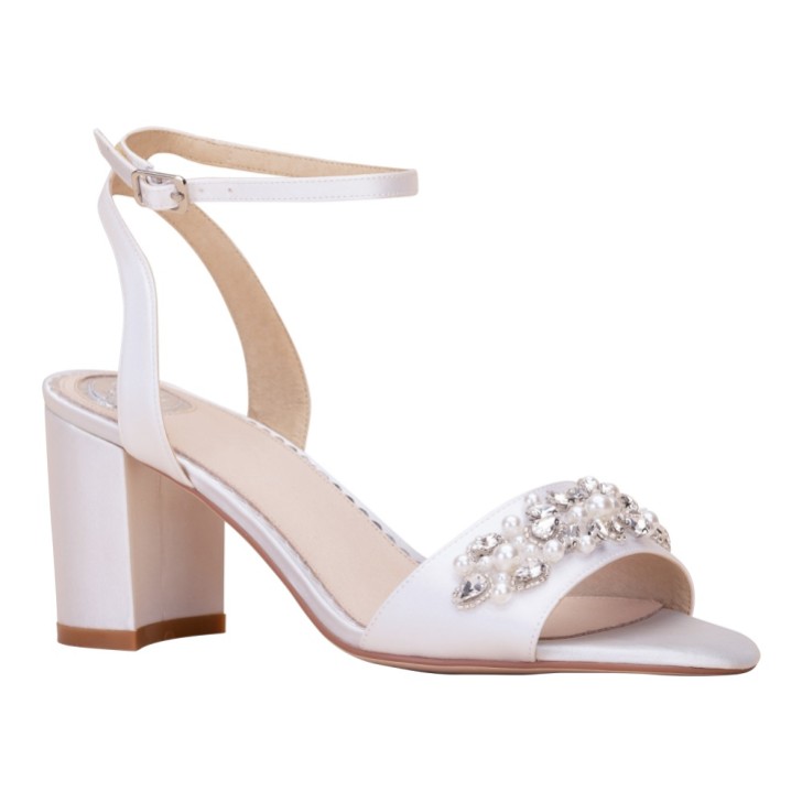 Perfect Bridal Chantel Färbbare elfenbeinfarbene Satin-Sandalen mit verschönertem Blockabsatz