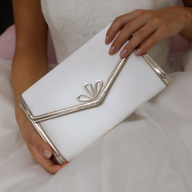 Perfect Bridal Clover Färbbare elfenbeinfarbene Satin und Gold Clutch Tasche