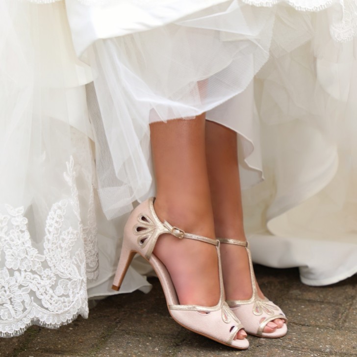 Perfect Bridal Esme - Scarpe T-Bar in camoscio e oro lucido
