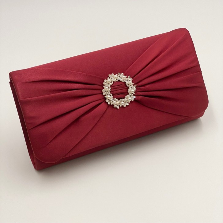 Perfect Bridal Bolsa de mão com broche em cetim e pérolas Harlow Berry