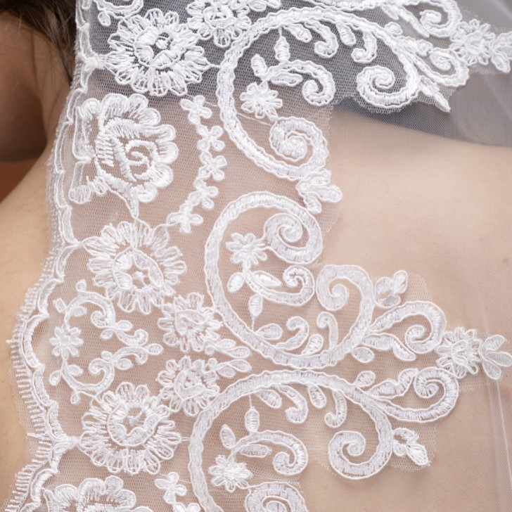 Perfect Bridal Ivory Single Tier Corded Lace Edge Veil