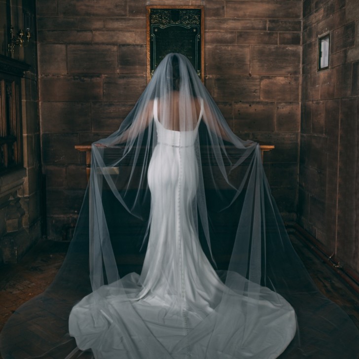 Perfect Bridal Velo da cattedrale semplice a un piano in avorio con bordo tagliato