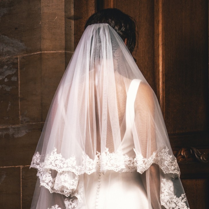 Perfect Bridal Velo avorio a due livelli con bordo in pizzo floreale e punta delle dita