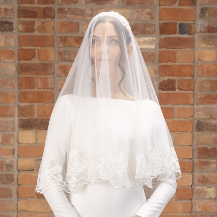 Perfect Bridal Velo avorio a due livelli con bordo in pizzo floreale e punta delle dita