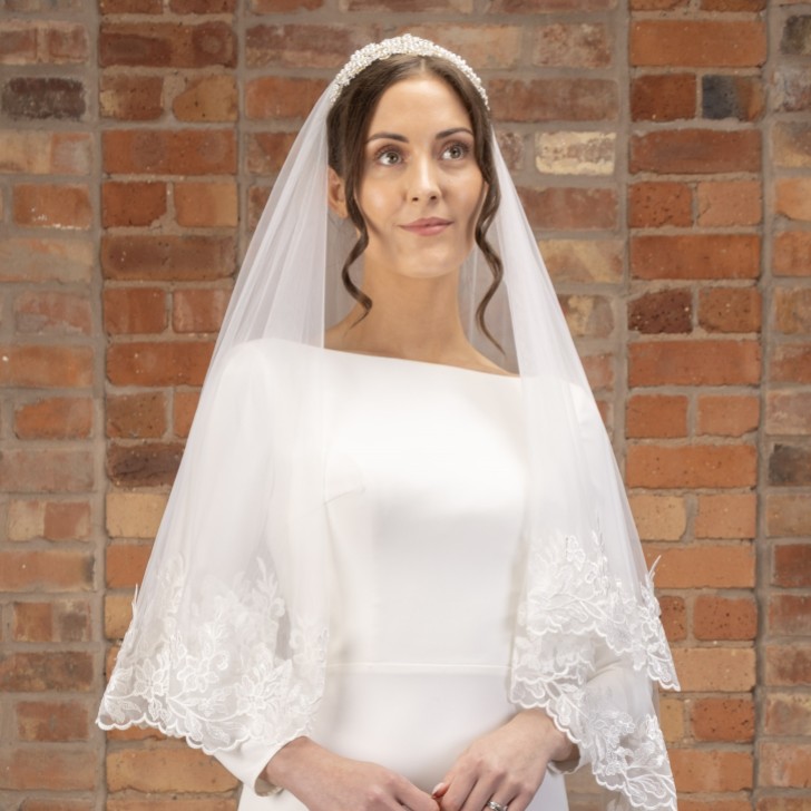 Perfect Bridal Velo avorio a due livelli con bordo in pizzo floreale e punta delle dita