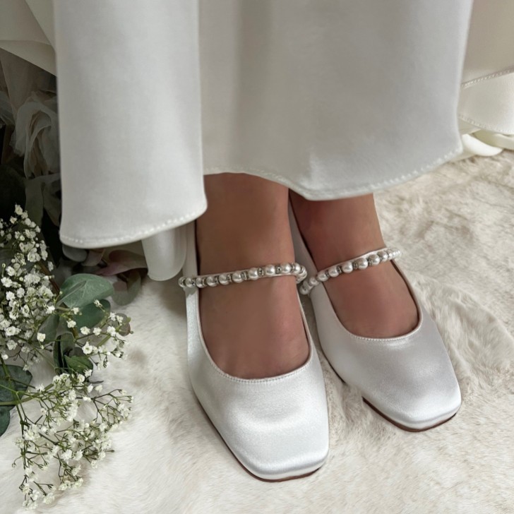 Perfect Bridal Kinsley Färbbare Elfenbeinfarbene Satin Niedrige Blockabsätze mit Perlenriemen
