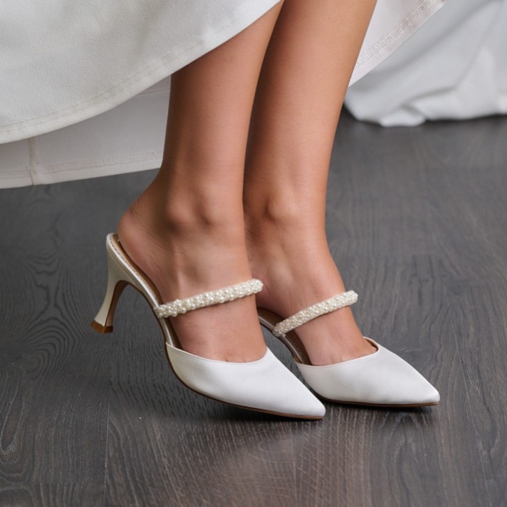 Perfect Bridal Nadine Elfenbeinfarbene Satin-Perlen-Mules