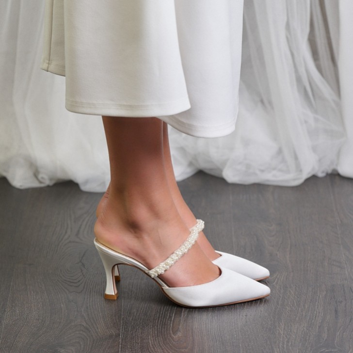 Perfect Bridal Nadine Elfenbeinfarbene Satin-Perlen-Mules