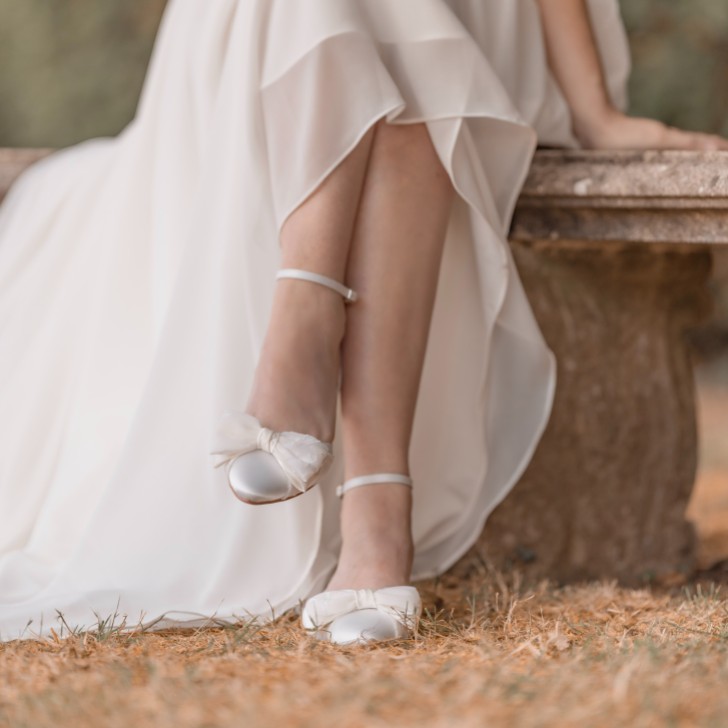 Perfect Bridal Paige Elfenbein Satin Knöchelriemen Braut Flats mit Schleife