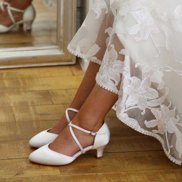 Perfect Bridal Renate Färbbare Elfenbeinfarbene Satin Pumps mit niedrigem Absatz und überkreuzten Riemen