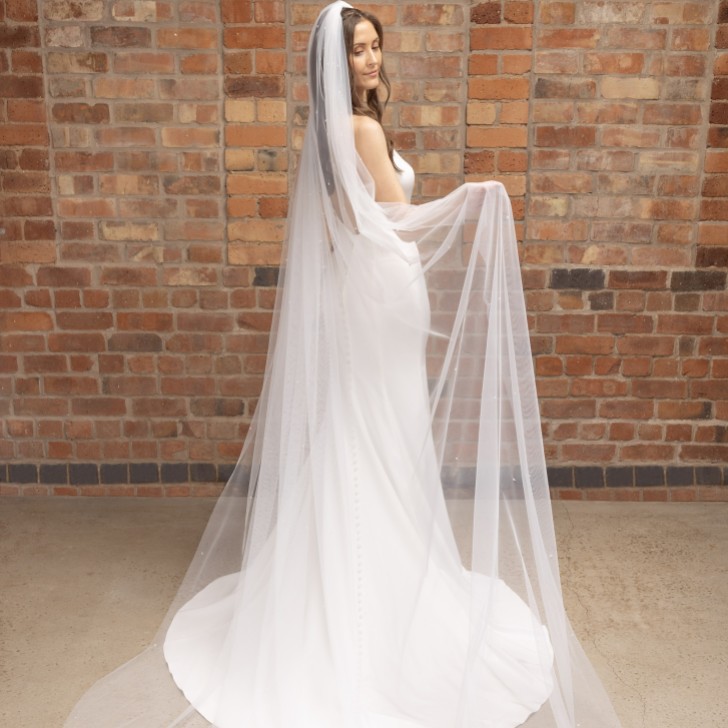 Perfect Bridal Elfenbeinfarbener einstufiger Kathedralenschleier mit verstreutem Kristall am Rand