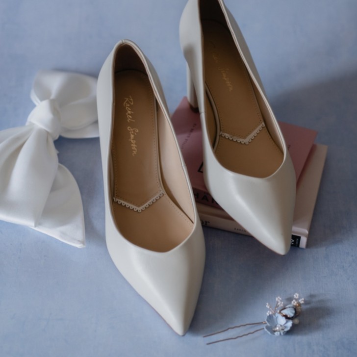 Rachel Simpson Escarpins à talons carrés en cuir blanc cassé Celine