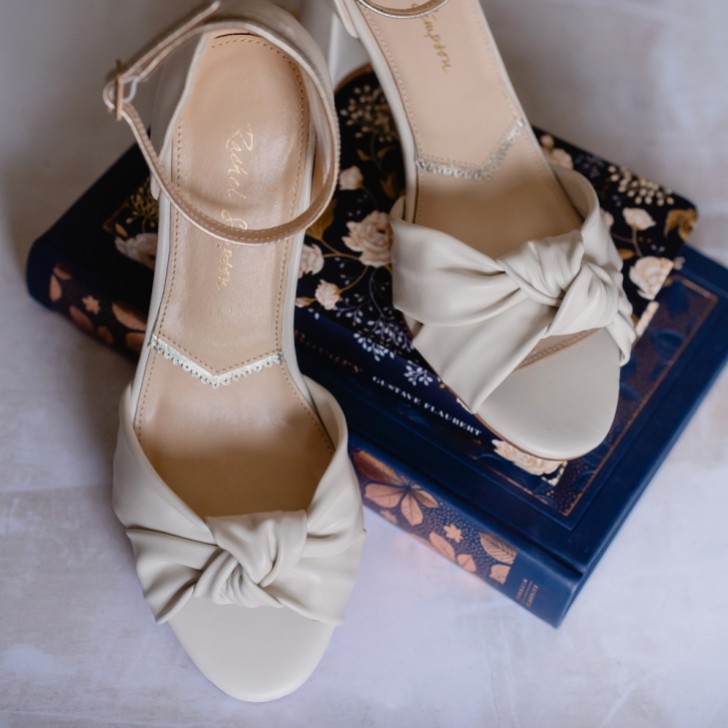 Rachel Simpson Sandales Minnie en cuir blanc cassé à talons carrés et nœuds