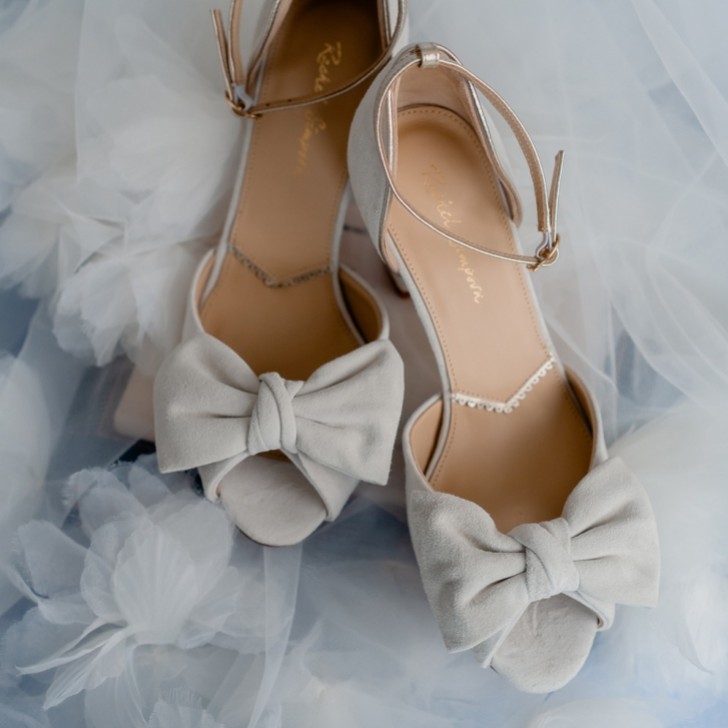 Rachel Simpson Sandales à talons carrés et nœud en daim ivoire Romilly