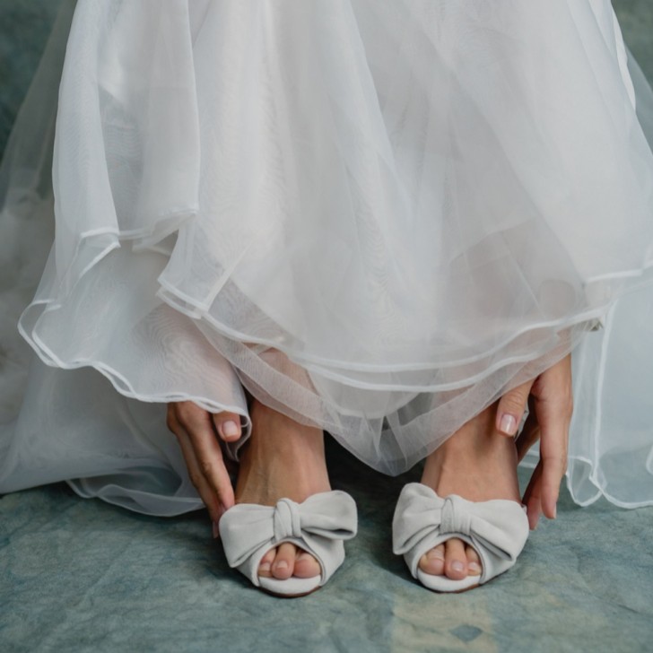 Rachel Simpson Sandales à talons carrés et nœud en daim ivoire Romilly