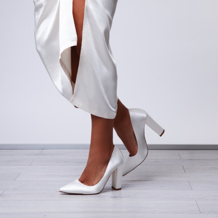 Rainbow Club Remi Färbbar Elfenbein Satin Breite Passform Block Heel Courts