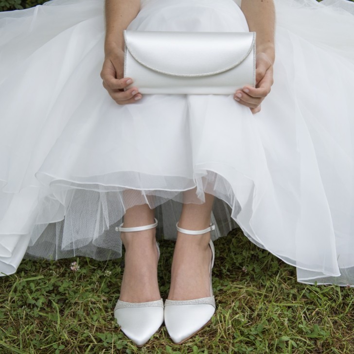 Rainbow Club Viki Färbbare Hochzeitstasche aus elfenbeinfarbenem Satin und Silberglitter