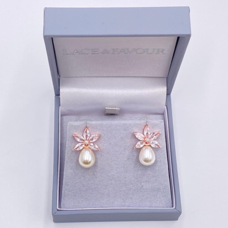 Sahara Rose Gold Kristallblätter und Perlenohrringe in Tropfenform