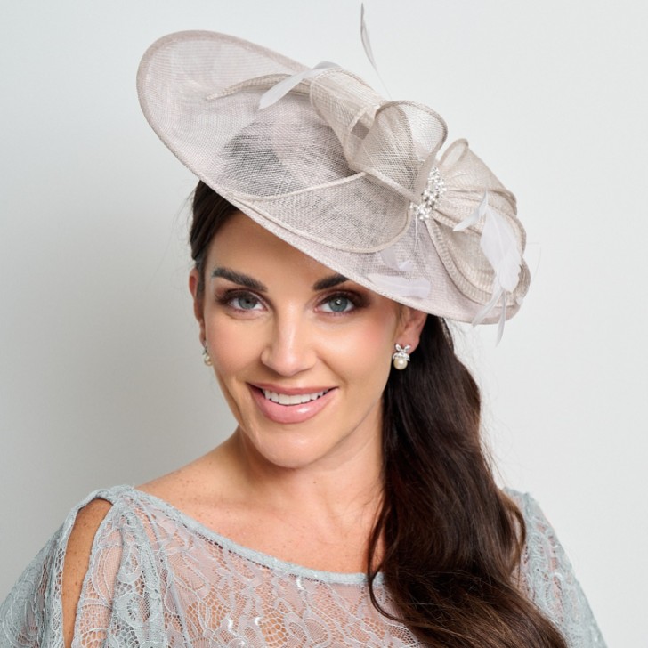 Silber grau Diamant Bogen große Sinamay Scheibe Hochzeit Fascinator