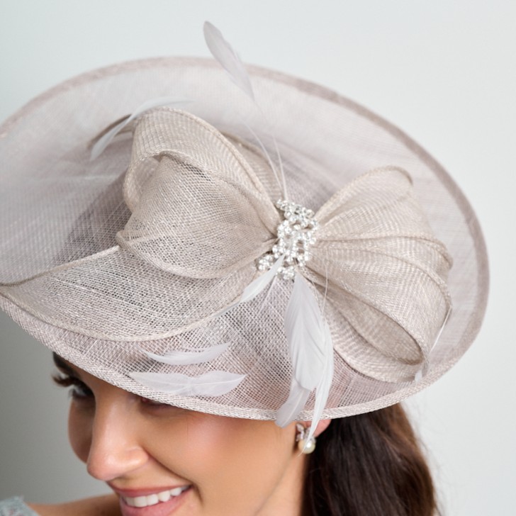Silber grau Diamant Bogen große Sinamay Scheibe Hochzeit Fascinator