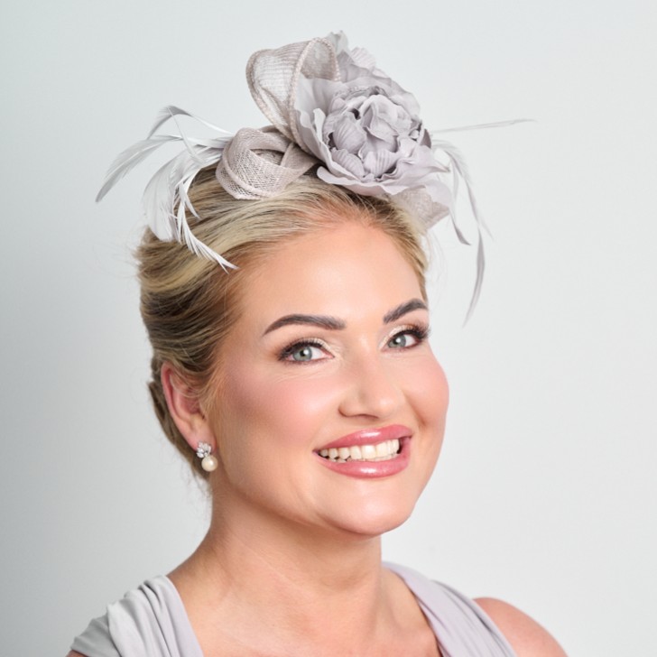 Silber Grau Floral Feder Hochzeit Fascinator