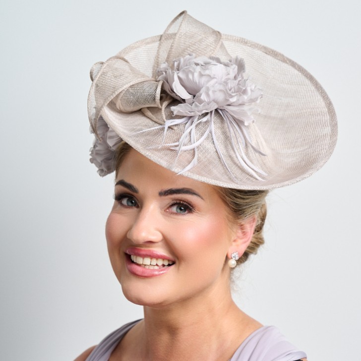Silber Grau Floral Große Sinamay Scheibe Hochzeit Fascinator
