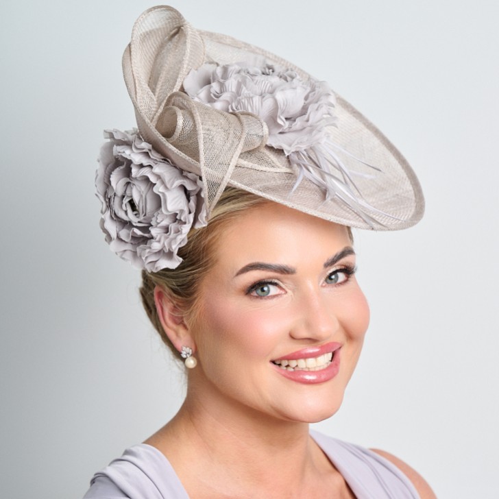Silber Grau Floral Große Sinamay Scheibe Hochzeit Fascinator