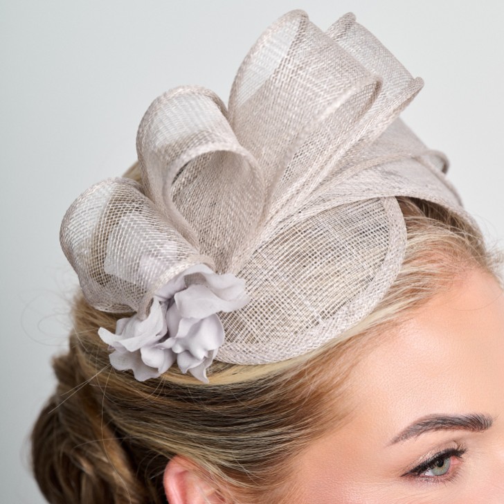 Silber Grau Einfache Seite Falte Sinamay Hochzeit Fascinator