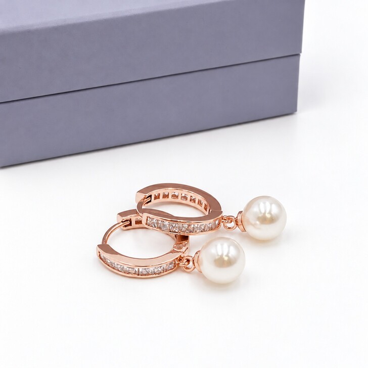 Pendientes de aro tipo «huggie» con perlas y cristales en color oro rosa de Tahití