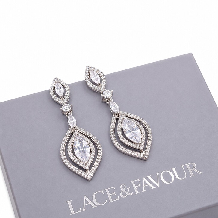 Pendientes largos con circonitas de estilo vintage de Wallace