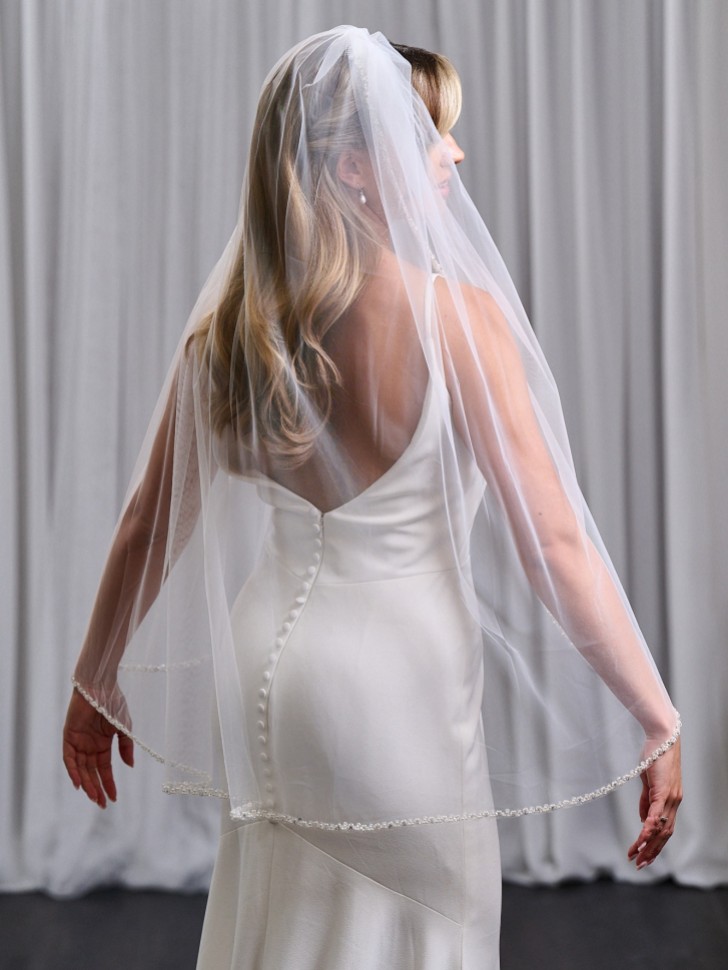 Avondale Einstöckiger Brautschleier mit Perlen, Perlen und Kristallrand