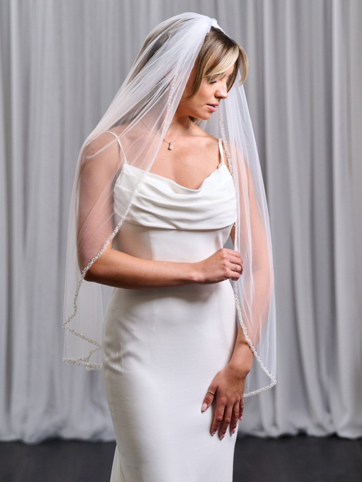 Avondale Einstöckiger Brautschleier mit Perlen, Perlen und Kristallrand