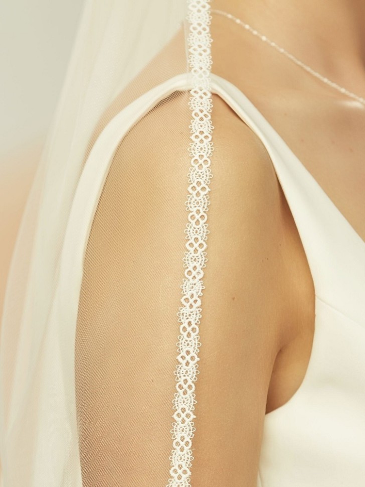 Bianco Elfenbein einstufiger Fingerspitzenschleier mit schmalem Spitzenrand S400