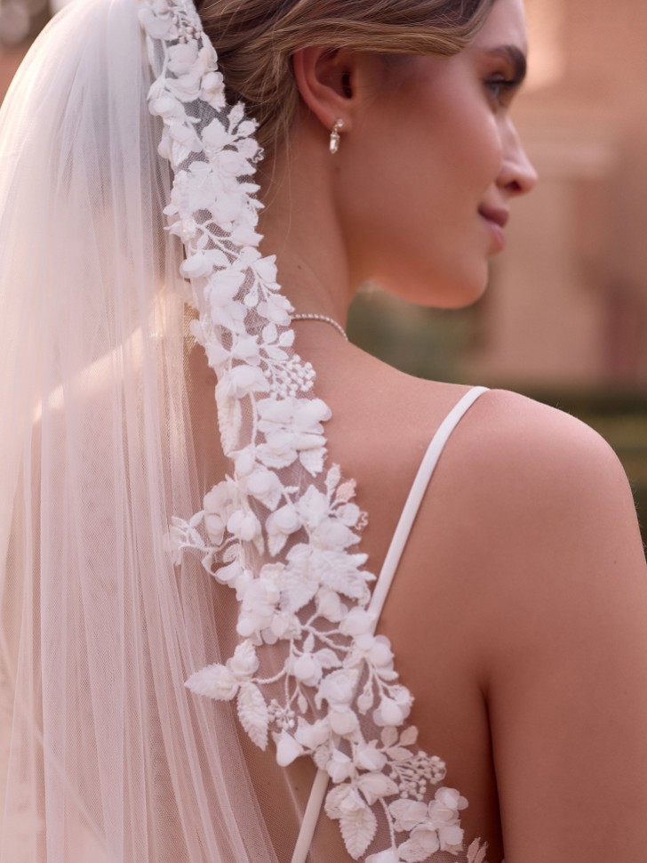 Bianco Ivory Single Tier 3D Flower and Lace Floor Length Veil S534